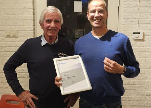 Bronzen NPO speld voor Henk Douna